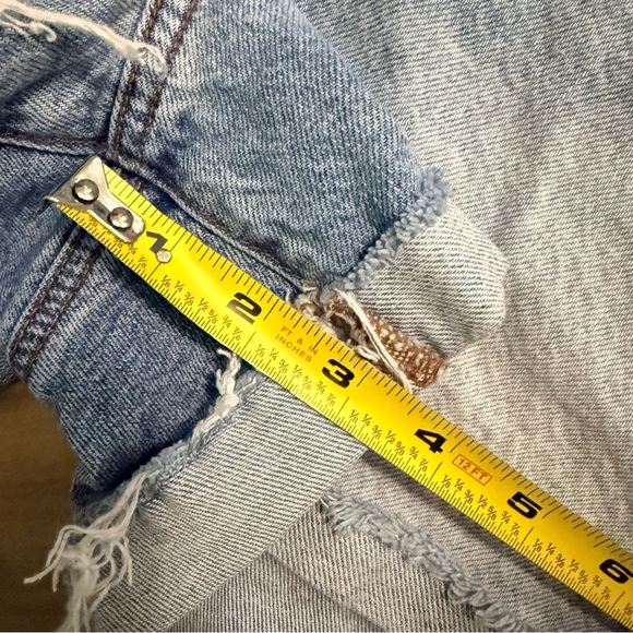 American Eagle Strigid Distressed Mom Denim Women Shorts Size 14 - Picture 4 of 10